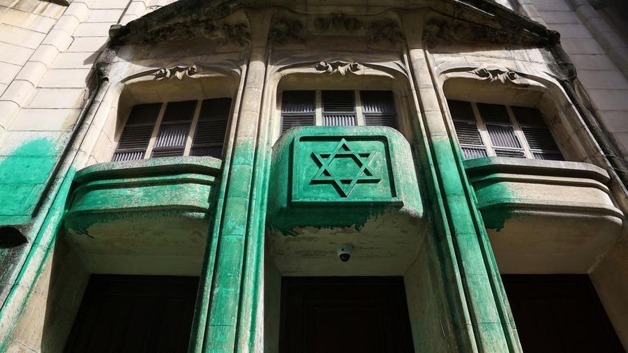 Kondisi bangunan Grande Synagogue des Tournelles yang terkena sasaran vandalisme cat hijau di Paris, Prancis, Sabtu (31/5/2025). (REUTERS/Abdul Saboor) Kondisi bangunan Grande Synagogue des Tournelles yang terkena sasaran vandalisme cat hijau di Paris, Prancis, Sabtu (31/5/2025). (REUTERS/Abdul Saboor)