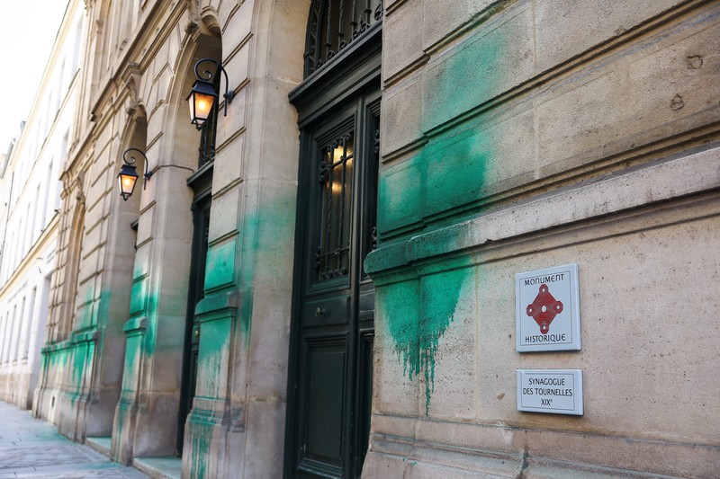 Kondisi bangunan Grande Synagogue des Tournelles yang terkena sasaran vandalisme cat hijau di Paris, Prancis, Sabtu (31/5/2025). (REUTERS/Abdul Saboor) Kondisi bangunan Grande Synagogue des Tournelles yang terkena sasaran vandalisme cat hijau di Paris, Prancis, Sabtu (31/5/2025). (REUTERS/Abdul Saboor)
