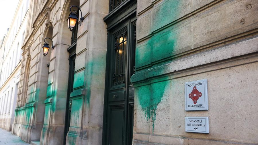 Kondisi bangunan Grande Synagogue des Tournelles yang terkena sasaran vandalisme cat hijau di Paris, Prancis, Sabtu (31/5/2025). (REUTERS/Abdul Saboor) Kondisi bangunan Grande Synagogue des Tournelles yang terkena sasaran vandalisme cat hijau di Paris, Prancis, Sabtu (31/5/2025). (REUTERS/Abdul Saboor)