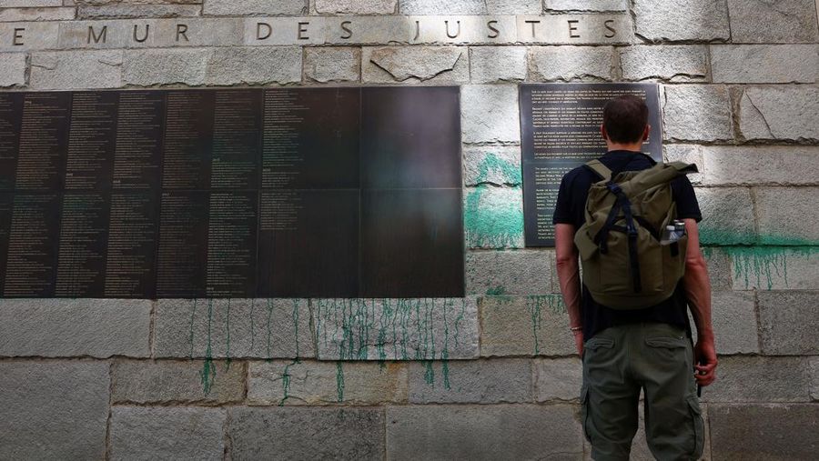 Kondisi bangunan Grande Synagogue des Tournelles yang terkena sasaran vandalisme cat hijau di Paris, Prancis, Sabtu (31/5/2025). (REUTERS/Abdul Saboor) Kondisi bangunan Grande Synagogue des Tournelles yang terkena sasaran vandalisme cat hijau di Paris, Prancis, Sabtu (31/5/2025). (REUTERS/Abdul Saboor)