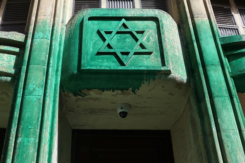 Kondisi bangunan Grande Synagogue des Tournelles yang terkena sasaran vandalisme cat hijau di Paris, Prancis, Sabtu (31/5/2025). (REUTERS/Abdul Saboor)