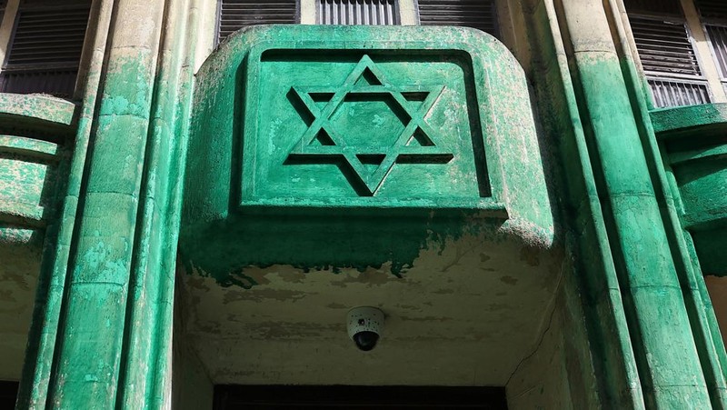Kondisi bangunan Grande Synagogue des Tournelles yang terkena sasaran vandalisme cat hijau di Paris, Prancis, Sabtu (31/5/2025). (REUTERS/Abdul Saboor)