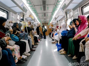 Kata Penumpang Naik KRL Baru Buatan China: Lebih Dingin, Nyaman