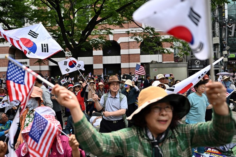 Pendukung calon presiden Korea Selatan Kim Moon Soo dari Partai Kekuatan Rakyat menghadiri kampanye menjelang pemilihan presiden di Seoul, Korea Selatan, Sabtu (31/5/2025). (Pedro Pardo / AFP) Pendukung calon presiden Korea Selatan Kim Moon Soo dari Partai Kekuatan Rakyat menghadiri kampanye menjelang pemilihan presiden di Seoul, Korea Selatan, Sabtu (31/5/2025). (Pedro Pardo / AFP)