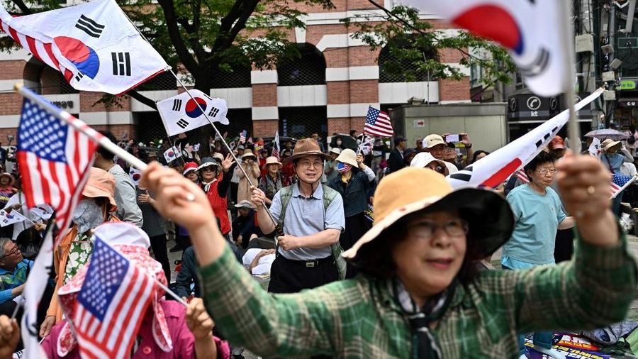 Pendukung calon presiden Korea Selatan Kim Moon Soo dari Partai Kekuatan Rakyat menghadiri kampanye menjelang pemilihan presiden di Seoul, Korea Selatan, Sabtu (31/5/2025). (Pedro Pardo / AFP)