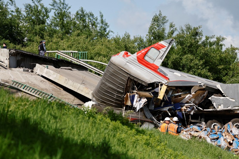 Petugas layanan darurat berada pada lokasi gerbong kereta yang rusak setelah jembatan jalan runtuh ke rel kereta api di wilayah Bryansk, Rusia, Minggu (1/6/2025). (Russian Emergencies Ministry/Handout via REUTERS) Petugas layanan darurat berada pada lokasi gerbong kereta yang rusak setelah jembatan jalan runtuh ke rel kereta api di wilayah Bryansk, Rusia, Minggu (1/6/2025). (Russian Emergencies Ministry/Handout via REUTERS)