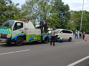 Mobil Tabrak Pembatas Tol Reformasi Makassar hingga Terbalik, Sopir Luka