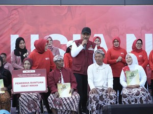 Momen Gus Ipul Sapa Lansia Peserta Isbat Nikah di Jember