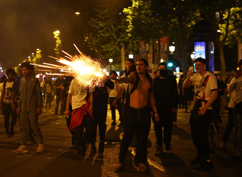 Ricuh perayaan juara Liga Champions Paris St Germain di Paris, Prancis, Minggu (1/6/2025) dini hari WIB. (REUTERS/Abdul Saboor)