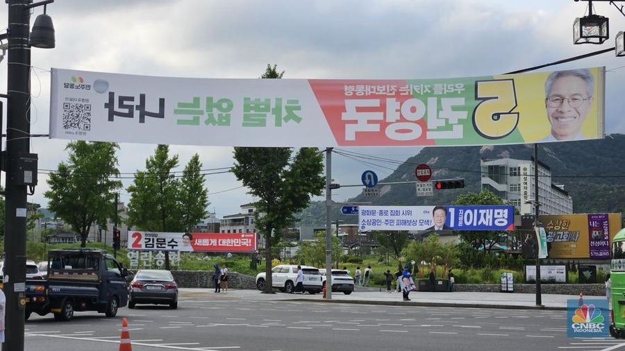 Pendukung calon presiden Korea Selatan Kim Moon Soo dari Partai Kekuatan Rakyat menghadiri kampanye menjelang pemilihan presiden di Seoul, Korea Selatan, Sabtu (31/5/2025). (Pedro Pardo / AFP)