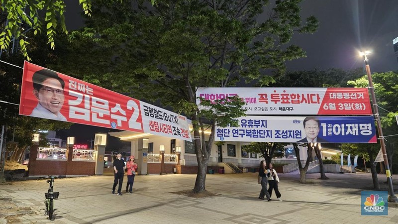 Pendukung calon presiden Korea Selatan Kim Moon Soo dari Partai Kekuatan Rakyat menghadiri kampanye menjelang pemilihan presiden di Seoul, Korea Selatan, Sabtu (31/5/2025). (Pedro Pardo / AFP)