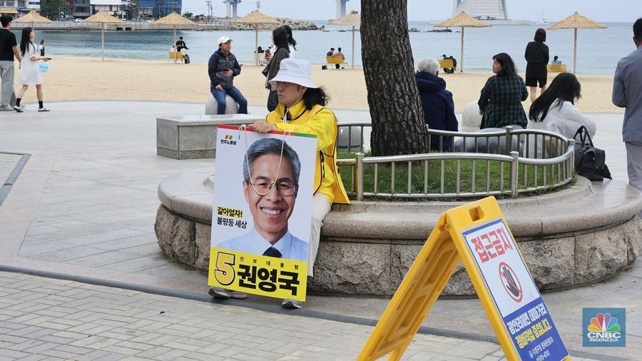 Pendukung calon presiden Korea Selatan Kim Moon Soo dari Partai Kekuatan Rakyat menghadiri kampanye menjelang pemilihan presiden di Seoul, Korea Selatan, Sabtu (31/5/2025). (Pedro Pardo / AFP) Pendukung calon presiden Korea Selatan Kim Moon Soo dari Partai Kekuatan Rakyat menghadiri kampanye menjelang pemilihan presiden di Seoul, Korea Selatan, Sabtu (31/5/2025). (Pedro Pardo / AFP)