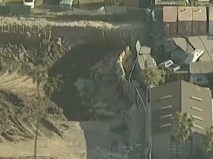 Ngeri! Sinkhole Sedalam 7 Meter Telan Mobil di California