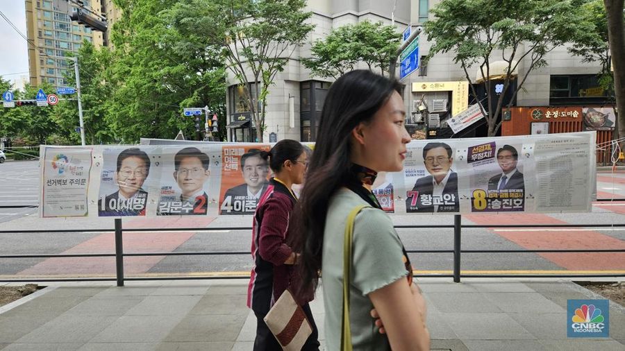 Pendukung calon presiden Korea Selatan Kim Moon Soo dari Partai Kekuatan Rakyat menghadiri kampanye menjelang pemilihan presiden di Seoul, Korea Selatan, Sabtu (31/5/2025). (Pedro Pardo / AFP) Pendukung calon presiden Korea Selatan Kim Moon Soo dari Partai Kekuatan Rakyat menghadiri kampanye menjelang pemilihan presiden di Seoul, Korea Selatan, Sabtu (31/5/2025). (Pedro Pardo / AFP)