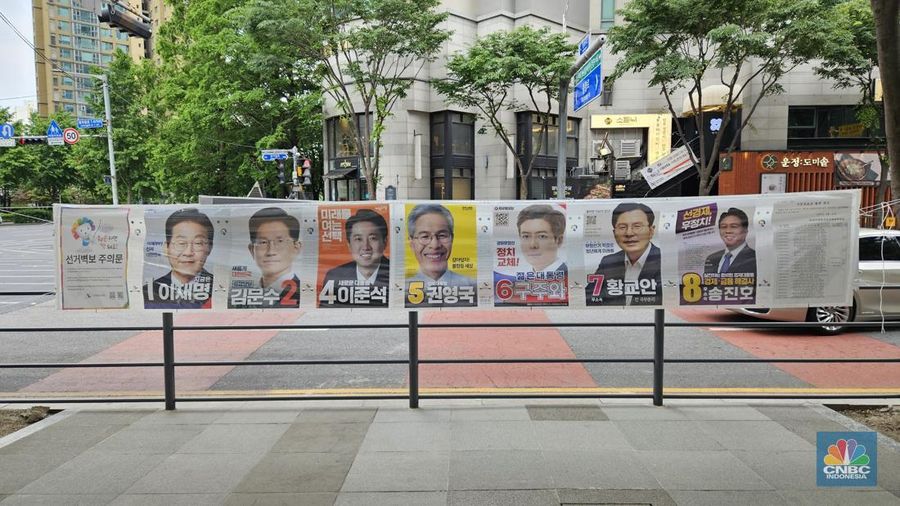 Pendukung calon presiden Korea Selatan Kim Moon Soo dari Partai Kekuatan Rakyat menghadiri kampanye menjelang pemilihan presiden di Seoul, Korea Selatan, Sabtu (31/5/2025). (Pedro Pardo / AFP)