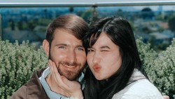 Gaya Santai Stephanie Poetri Menikah di Amerika, Tanpa Cincin Kawin