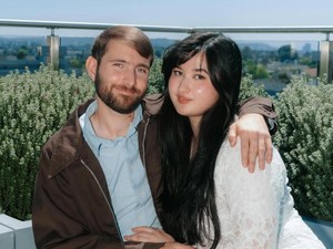 Stephanie Poetri Berkebaya Tanpa Perhiasan dan Asher Casual di Momen Pernikahan