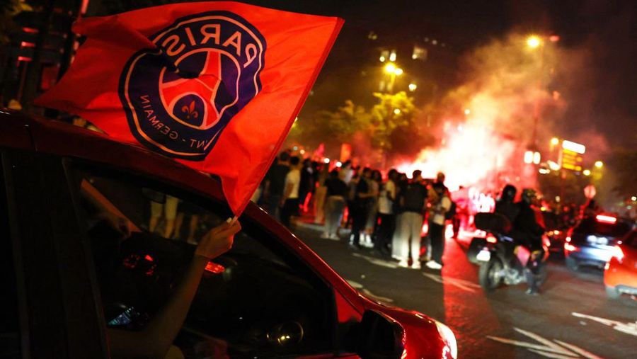 Ricuh perayaan juara Liga Champions Paris St Germain di Paris, Prancis, Minggu (1/6/2025) dini hari WIB. (REUTERS/Abdul Saboor)