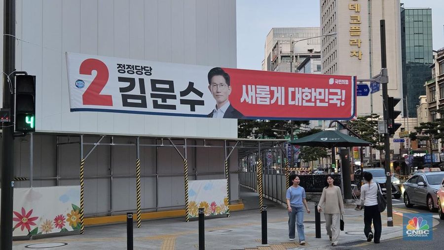 Pendukung calon presiden Korea Selatan Kim Moon Soo dari Partai Kekuatan Rakyat menghadiri kampanye menjelang pemilihan presiden di Seoul, Korea Selatan, Sabtu (31/5/2025). (Pedro Pardo / AFP)