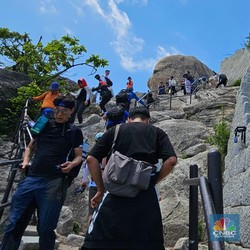 Langkah Perkasa di Usia Senja: Lansia Korea Menaklukkan Bukhansan