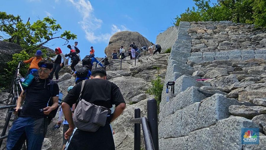 Warga Korea Selatan tengah melakukan pendakian menuju puncak Baegundae yang berbatu. Baegundae memiliki ketinggian 836,5 meter, menjadi titik tertinggi Gunung Bukhansan di utara Kota Seoul, Korea Selatan. (CNBC Indonesia/Thea Fathanah Arbar)