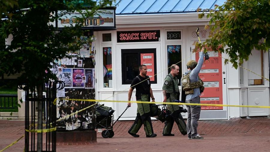 Polisi bekerja di tempat kejadian setelah serangan yang melukai banyak orang di Boulder, Colorado, AS, 1 Juni 2025 dalam gambar diam dari video. Polisi bekerja di tempat kejadian setelah serangan yang melukai banyak orang di Boulder, Colorado, AS, 1 Juni 2025 dalam gambar diam dari video. (ABC AFFILIATE KMGH via REUTERS)