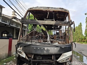 Polisi Kumpulkan 2 Karung Rokok Ilegal dari Bangkai Bus Pahala Kencana