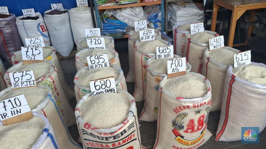 Harga beras medium dan premium di Pasar Induk Beras Cipinang (PIBC), Senin (2/6/2025). (CNBC Indonesia/Chandra)