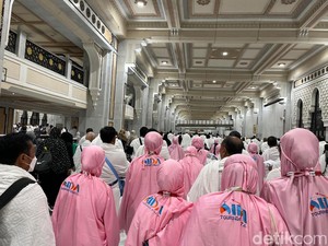 Jalani Umrah, Jemaah Aida Tourindo Diminta Tinggalkan Kesombongan