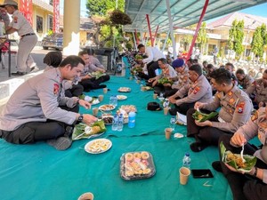 Jalin Solidaritas, Kapolres Situbondo Sarapan Nasi Bungkus Bareng Anggota