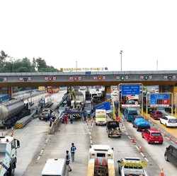 Horor! Truk Rem Blong Oleng Tabrak 3 Kendaraan dan Gardu Tol Ciawi 2