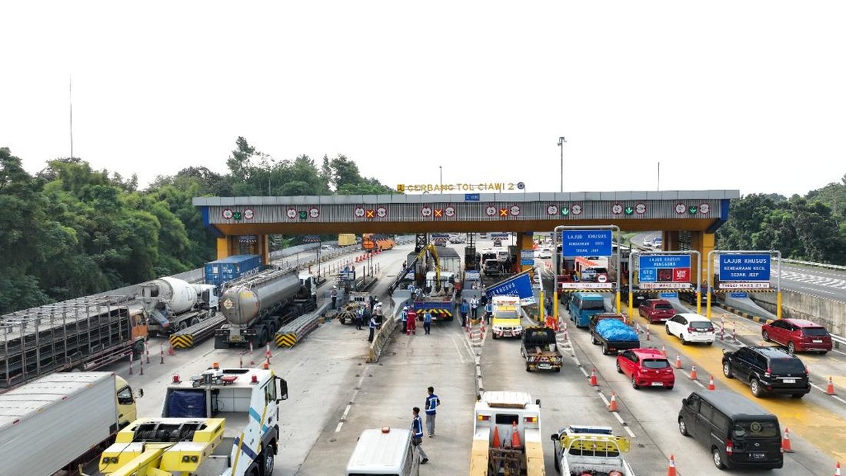 Horor! Truk Rem Blong Oleng Tabrak 3 Kendaraan dan Gardu Tol Ciawi 2
