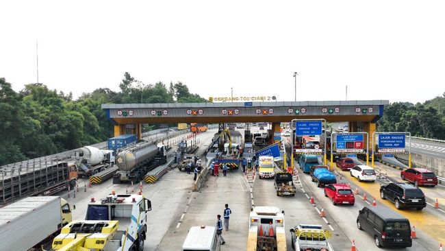 Horor! Truk Rem Blong Oleng Tabrak 3 Kendaraan dan Gardu Tol Ciawi 2
