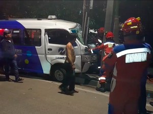 Angkot Ringsek Tabrak Tiang Listrik di Sunter Jakut, Sopir Dibawa ke RS