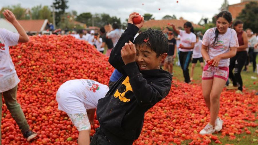Orang-orang bermain dengan bubur tomat selama Orang-orang bermain dengan bubur tomat selama