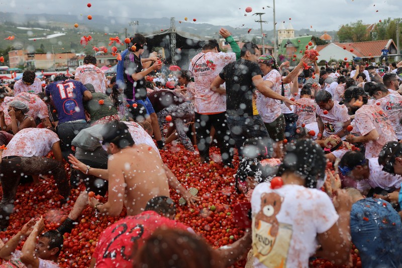 Orang-orang bermain dengan bubur tomat selama 