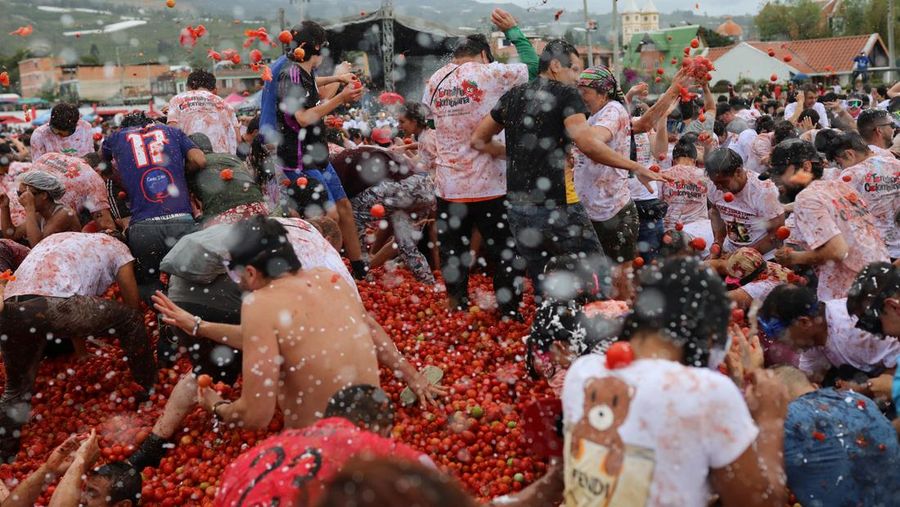 Orang-orang bermain dengan bubur tomat selama Orang-orang bermain dengan bubur tomat selama