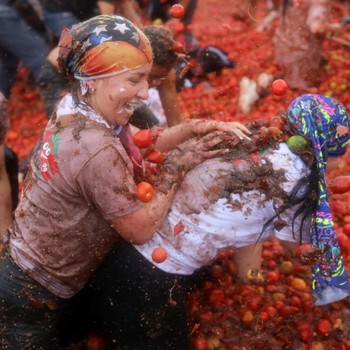 Potret Festival Tomat Kolombia, Chaos tapi Seru Penuh Warna!