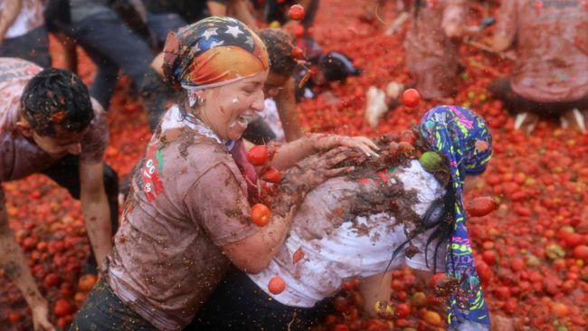 Potret Festival Tomat Kolombia, Chaos tapi Seru Penuh Warna!
