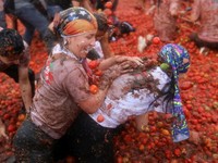 Potret Festival Tomat Kolombia, Chaos tapi Seru Penuh Warna!
