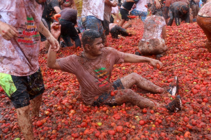 Orang-orang bermain dengan bubur tomat selama Orang-orang bermain dengan bubur tomat selama