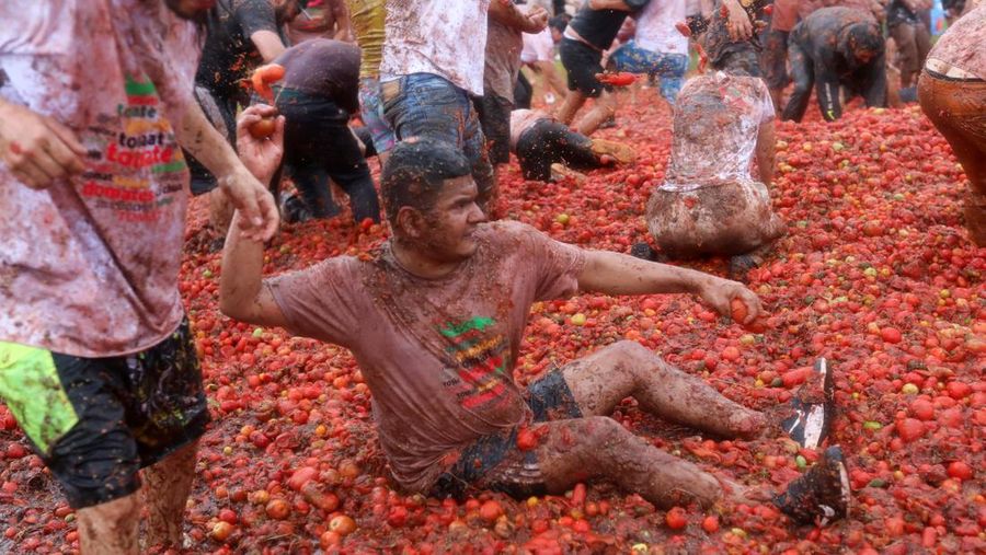 Orang-orang bermain dengan bubur tomat selama Orang-orang bermain dengan bubur tomat selama