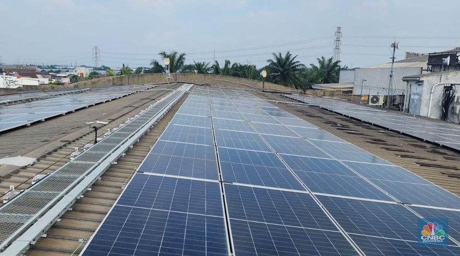 Panel Surya Lippo Mall Cikarang yang dipasang oleh HIJAU dan didanai Australia