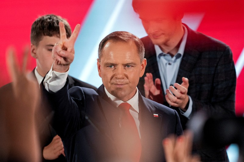 Polish presidential candidate Karol Nawrocki, backed by the main opposition Law and Justice (PiS) party, gestures next to his wife Marta Nawrocka, his sons Antoni and Daniel and daughter Katarzyna, as they react to the exit polls of the second round of the presidential election, in Warsaw, Poland, June 1, 2025. REUTERS/Aleksandra Szmigiel