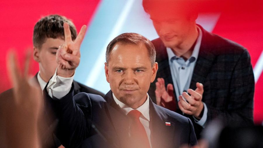 Polish presidential candidate Karol Nawrocki, backed by the main opposition Law and Justice (PiS) party, gestures next to his wife Marta Nawrocka, his sons Antoni and Daniel and daughter Katarzyna, as they react to the exit polls of the second round of the presidential election, in Warsaw, Poland, June 1, 2025. REUTERS/Aleksandra Szmigiel