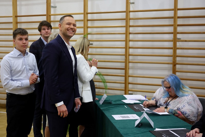 Polish presidential candidate Karol Nawrocki, backed by the main opposition Law and Justice (PiS) party, gestures next to his wife Marta Nawrocka, his sons Antoni and Daniel and daughter Katarzyna, as they react to the exit polls of the second round of the presidential election, in Warsaw, Poland, June 1, 2025. REUTERS/Aleksandra Szmigiel