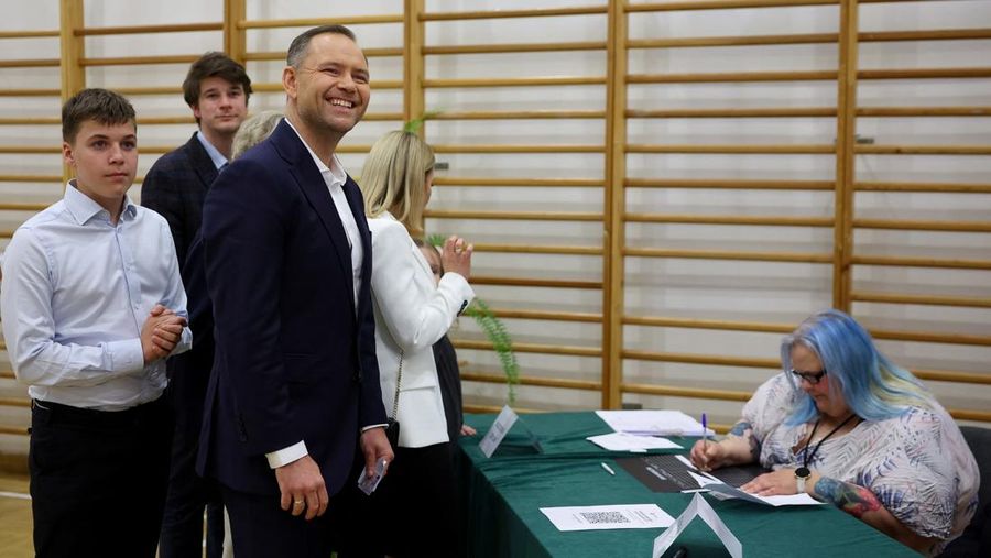 Polish presidential candidate Karol Nawrocki, backed by the main opposition Law and Justice (PiS) party, gestures next to his wife Marta Nawrocka, his sons Antoni and Daniel and daughter Katarzyna, as they react to the exit polls of the second round of the presidential election, in Warsaw, Poland, June 1, 2025. REUTERS/Aleksandra Szmigiel