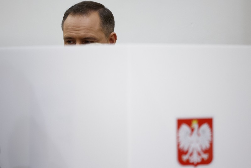 POLAND-ELECTION/ Polish presidential candidate Karol Nawrocki, backed by the main opposition Law and Justice (PiS) party, gestures next to his wife Marta Nawrocka, his sons Antoni and Daniel and daughter Katarzyna, as they react to the exit polls of the second round of the presidential election, in Warsaw, Poland, June 1, 2025. REUTERS/Aleksandra Szmigiel