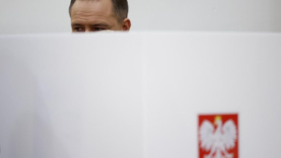 POLAND-ELECTION/ Polish presidential candidate Karol Nawrocki, backed by the main opposition Law and Justice (PiS) party, gestures next to his wife Marta Nawrocka, his sons Antoni and Daniel and daughter Katarzyna, as they react to the exit polls of the second round of the presidential election, in Warsaw, Poland, June 1, 2025. REUTERS/Aleksandra Szmigiel