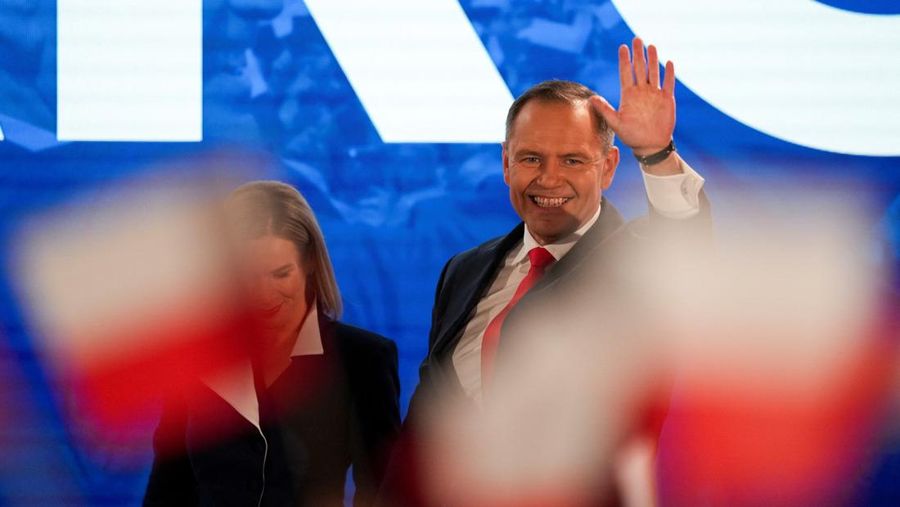 Polish presidential candidate Karol Nawrocki, backed by the main opposition Law and Justice (PiS) party, gestures next to his wife Marta Nawrocka, his sons Antoni and Daniel and daughter Katarzyna, as they react to the exit polls of the second round of the presidential election, in Warsaw, Poland, June 1, 2025. REUTERS/Aleksandra Szmigiel